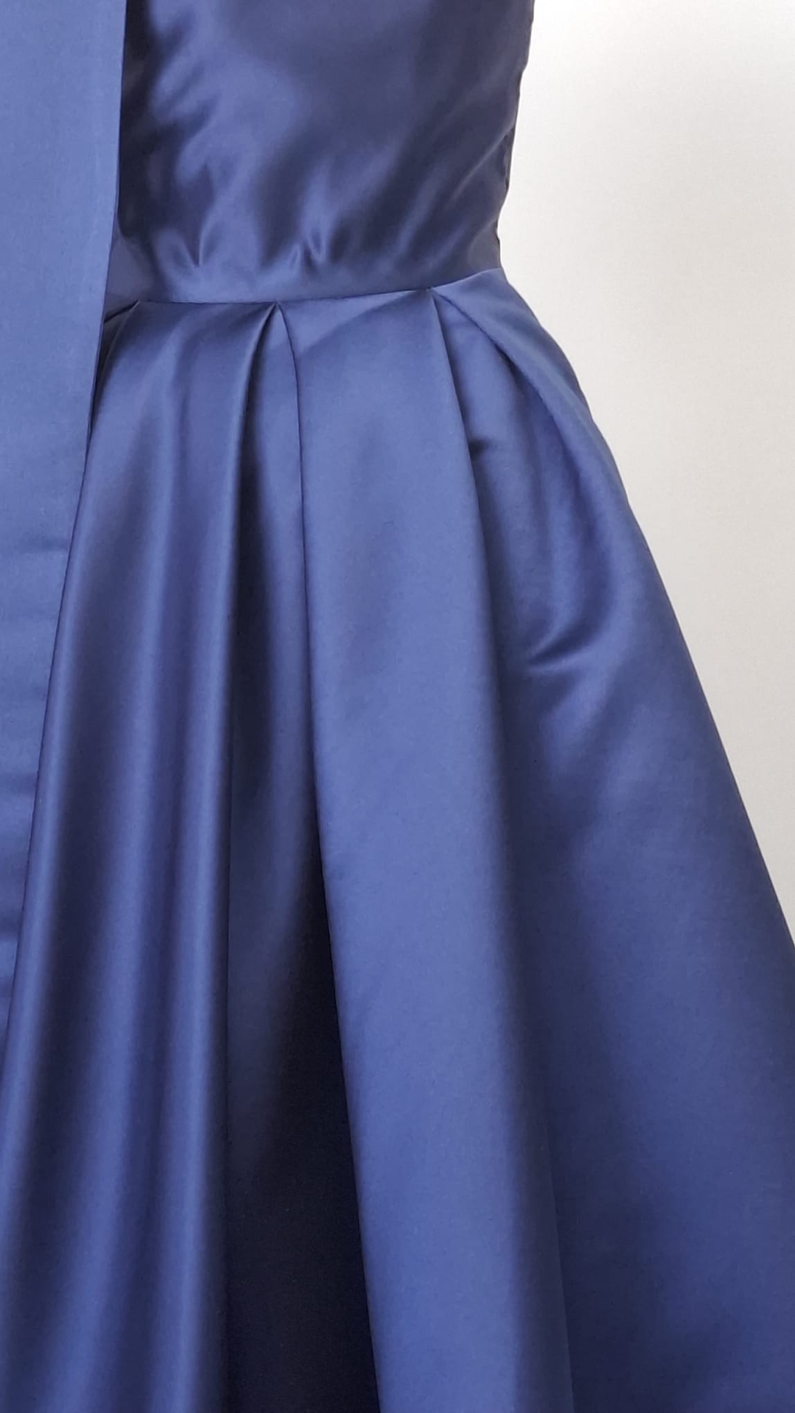 Elegant Navy Blue Satin One-Shoulder Flower Girl Dress with Oversized Bow - Personalized Wedding Gown