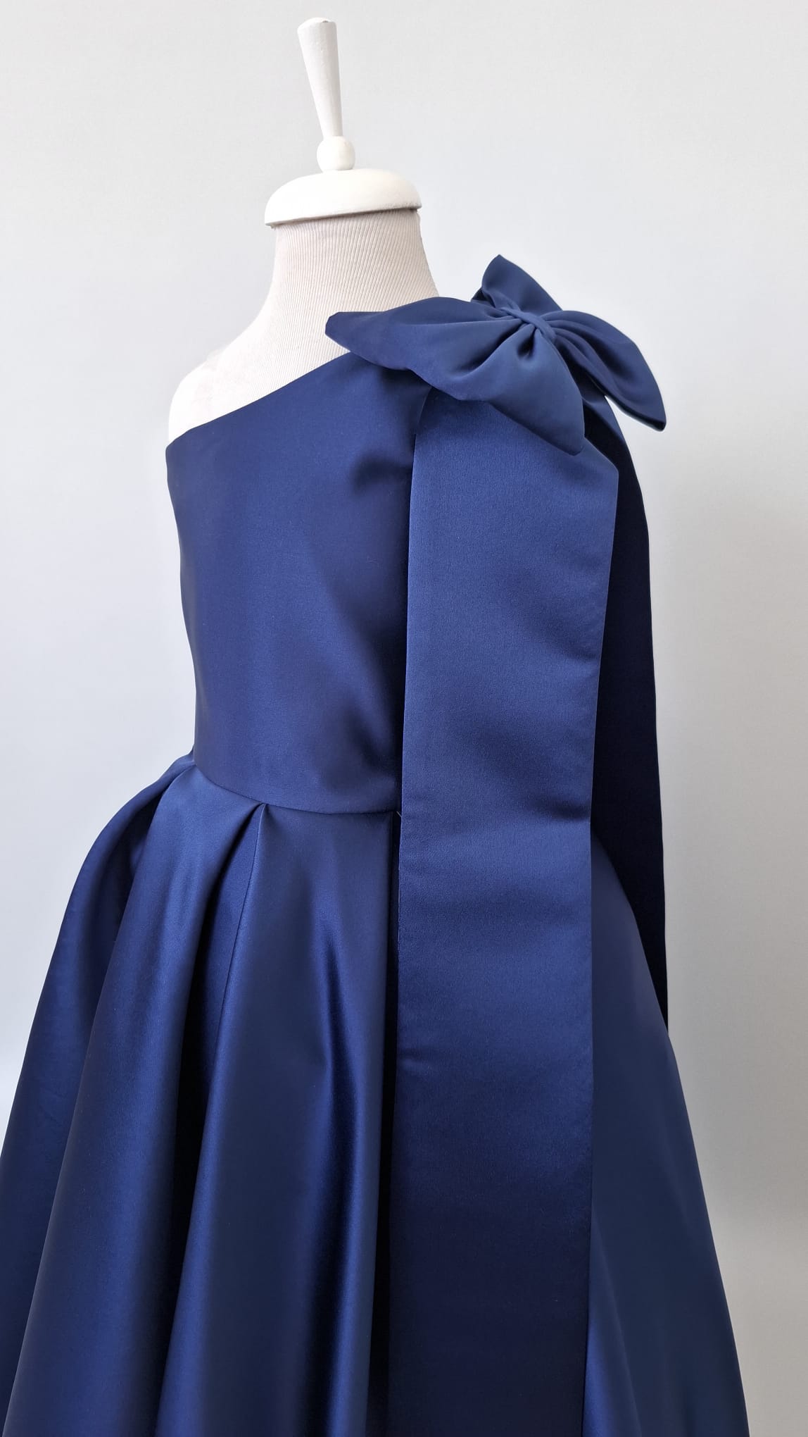 Elegant Navy Blue Satin One-Shoulder Flower Girl Dress with Oversized Bow - Personalized Wedding Gown
