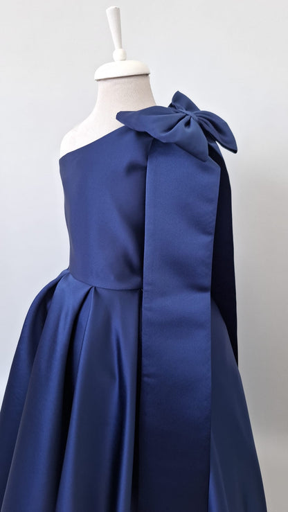 Elegant Navy Blue Satin One-Shoulder Flower Girl Dress with Oversized Bow - Personalized Wedding Gown