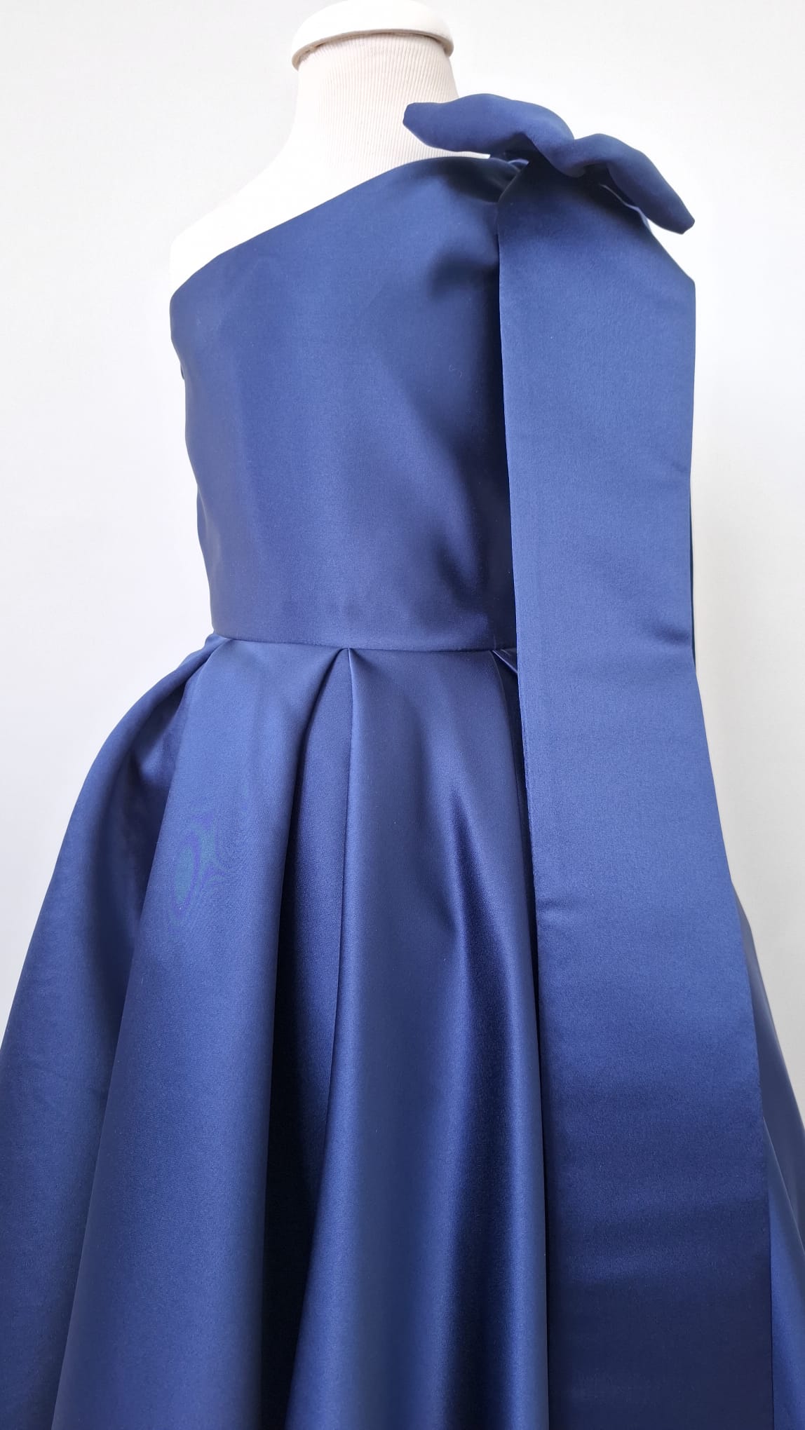 Elegant Navy Blue Satin One-Shoulder Flower Girl Dress with Oversized Bow - Personalized Wedding Gown