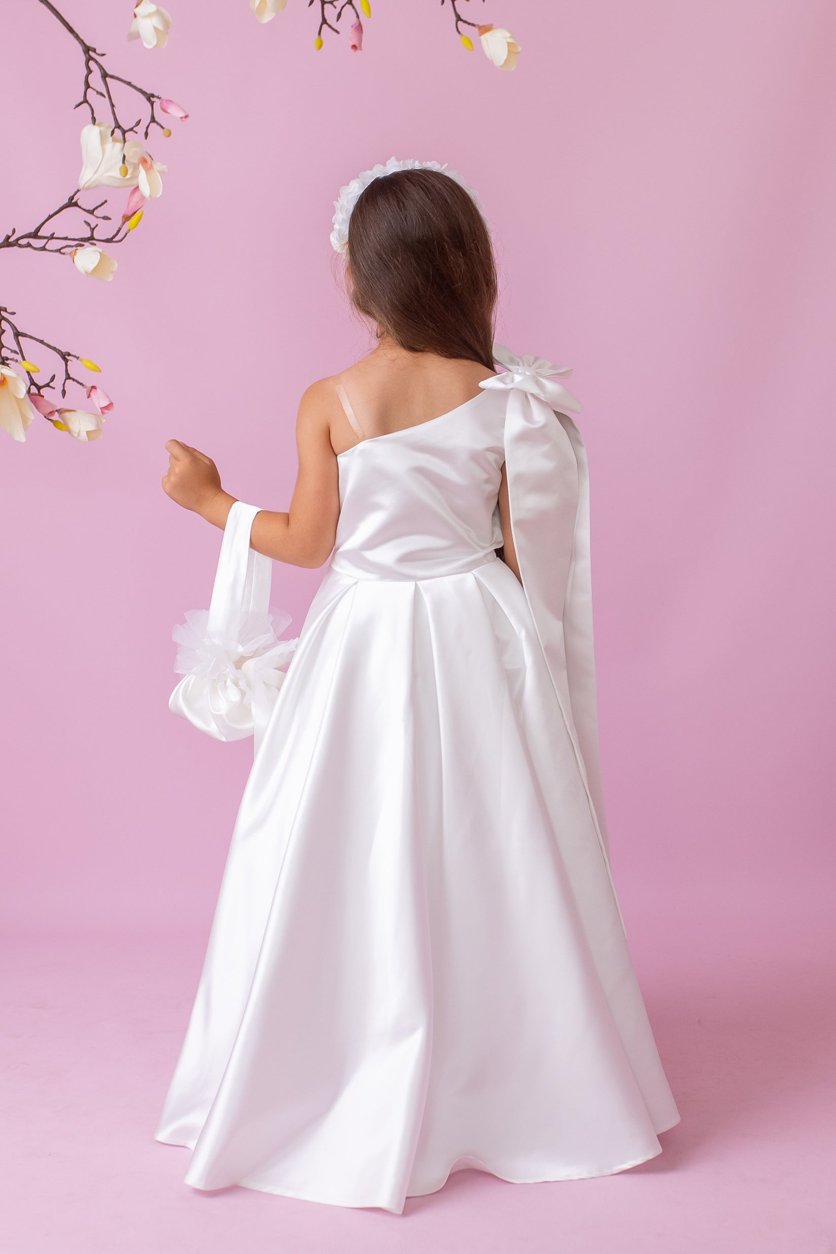 One-Shoulder Flower Girl Dress: Oversized Bow Dress & Bow & Pouch Bag / 9 One-Shoulder Flower Girl Dress: Oversized Bow Dress & Bow & Pouch Bag / 9