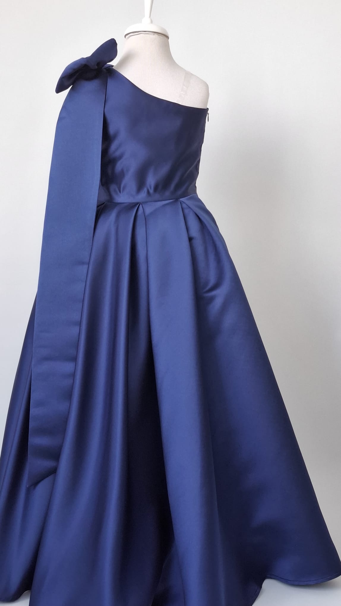Elegant Navy Blue Satin One-Shoulder Flower Girl Dress with Oversized Bow - Personalized Wedding Gown