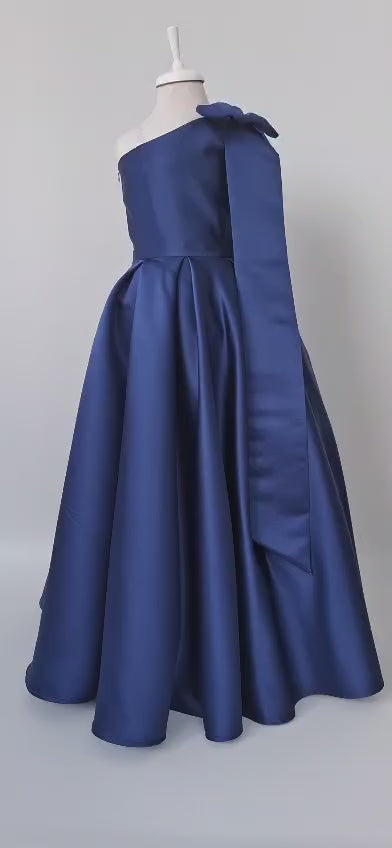 Elegant Navy Blue Satin One-Shoulder Flower Girl Dress with Oversized Bow - Personalized Wedding Gown