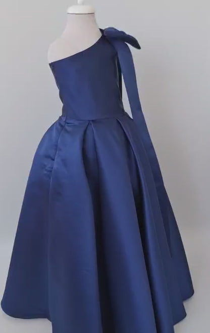 Elegant Navy Blue Satin One-Shoulder Flower Girl Dress with Oversized Bow - Personalized Wedding Gown